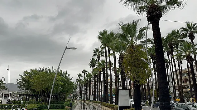 Marmaris'te sağanak yağış etkili oluyor