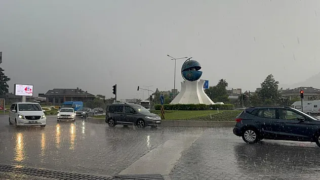 Marmaris'te sağanak yağış hayatı olumsuz etkiledi