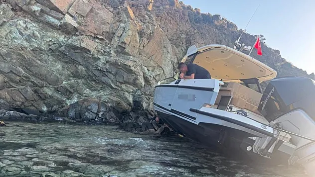 Marmaris'te Sürüklenen Fiber Tekne Kayalıklara Çarptı