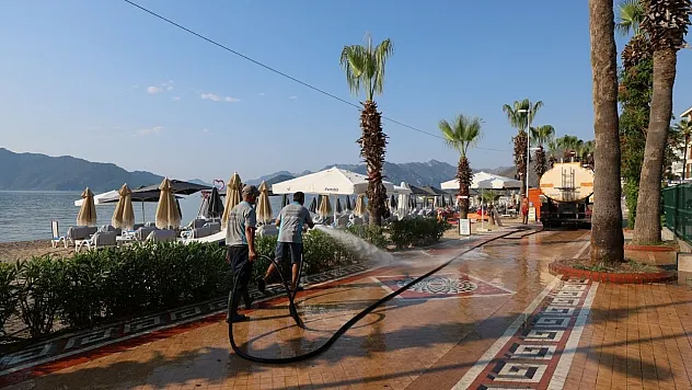 Marmaris'te temizlik çalışmaları sürüyor