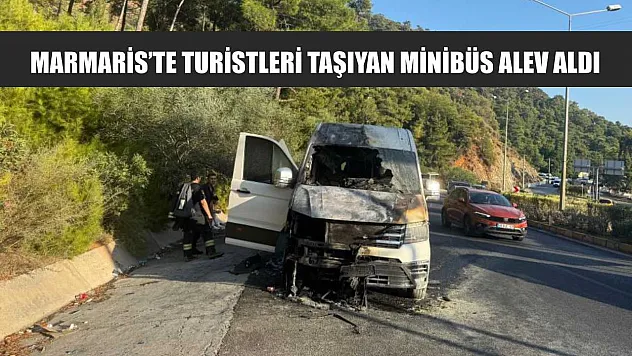 Marmaris'te turistleri taşıyan minibüs alev aldı