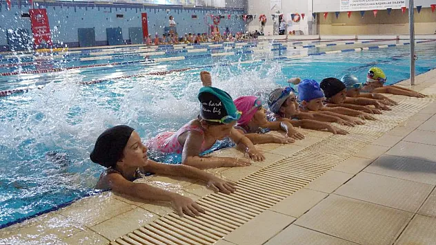 Marmaris'te yarı olimpik yüzme havuzu sağlık gerekçesiyle geçici olarak kapatıldı