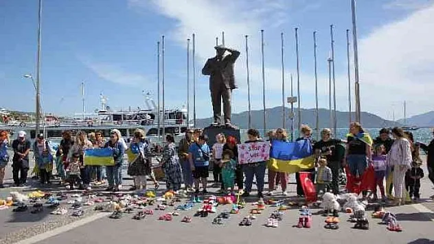 Marmaris'te yaşayan Ukraynalılar savaşta ölen çocuklar için toplandı