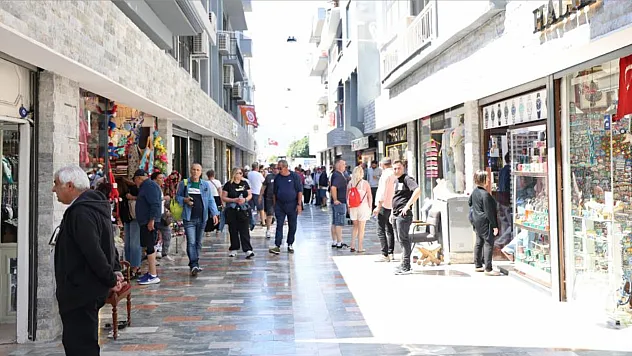 Marmaris'te yenilenen çarşı, turistlerin gözdesi oldu