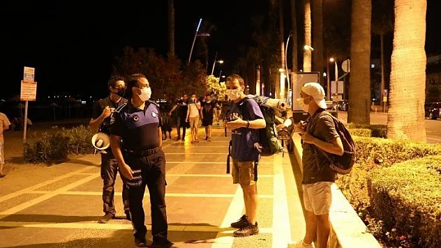 Marmaris zabıtasından maske ve sosyal mesafe uyarısı