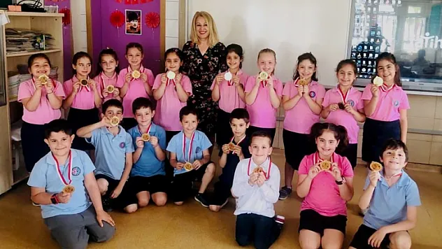 Marmarisli miniklere kitap okuma madalyası