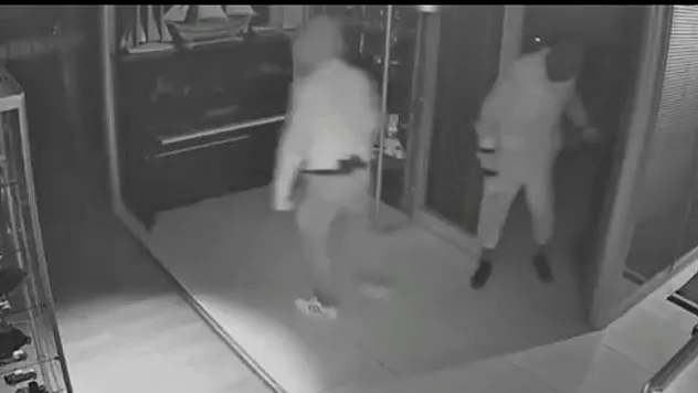 Maskeli beşler girdikleri işletmelerde çelik kasaları böyle patlattı...