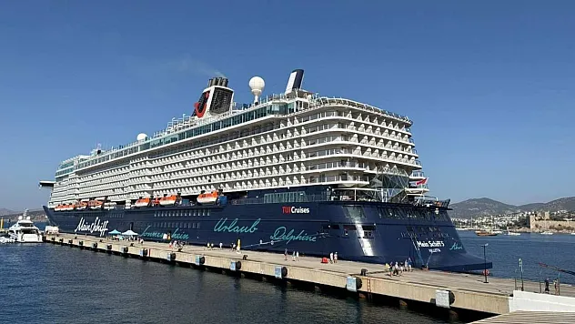 'Mein Schiff 5' kruvaziyeri 2 bin 756 yolcusuyla Bodrum'a geldi
