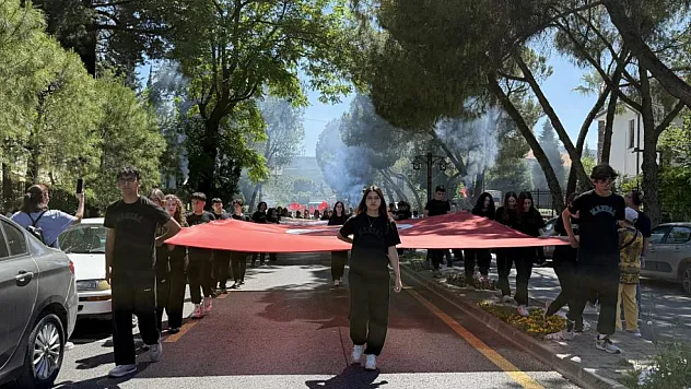 Menteşe Anadolu Lisesi'nde 3. Geleneksel Veda Yürüyüşü gerçekleşti