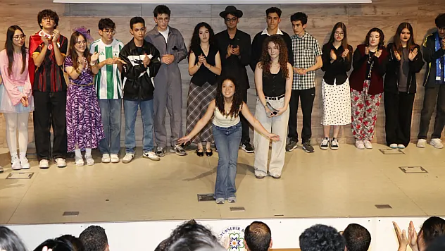 Menteşe Anadolu Lisesi öğrencilerinin 'Otobüs' oyunu beğeni ile izlendi