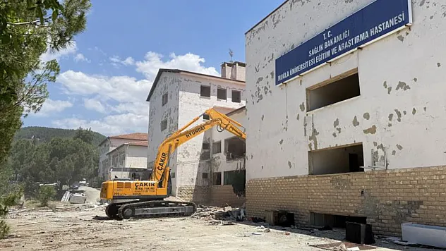 Menteşe'de 72 yıldır hizmet veren bina yıkılıyor