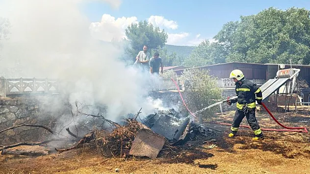Menteşe'de evin bahçesinde ot yangını paniğe neden oldu