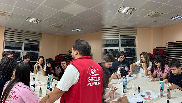 Menteşe'de  gençler sanatla üretiyor, yeteneklerini geliştiriyor
