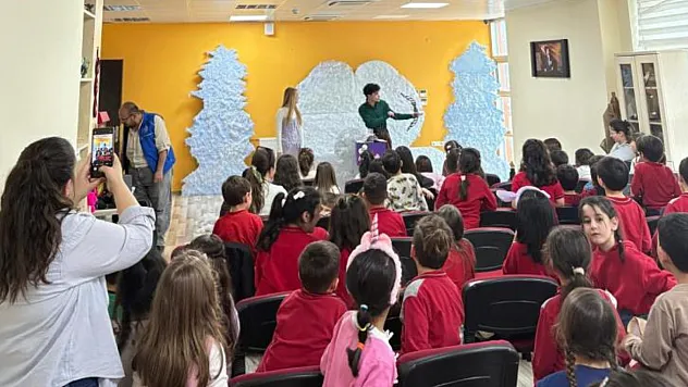 Menteşe'de gönüllü gençlerden çocuklara tiyatro sürprizi
