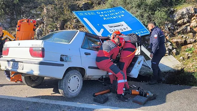 Menteşe'de kazada alev alan araçtaki 2 kişi ekiplerce kutarıldı