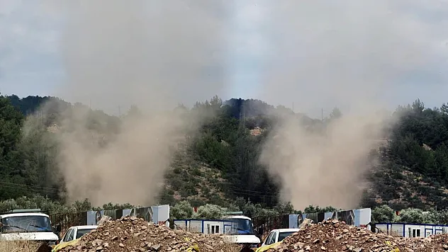 Menteşe'de küçük ölçekli hortumlar toz bulutlarına neden oldu