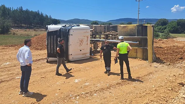 Menteşe'de kum boşaltan kamyon devrildi: Sürücü yaralandı