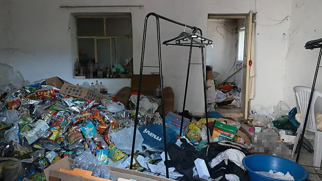 Menteşe'de psikolojik sorunları olan ve istifa eden imamın lojmanından tonlarca çöp çıktı