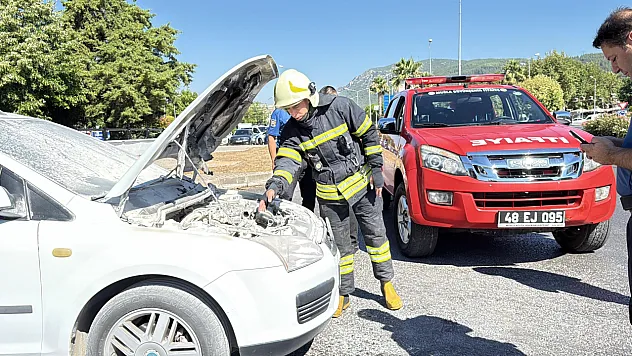 Menteşe'de seyir halindeki araçta yangın