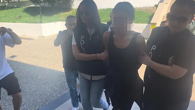 Menteşe'de Türk bayrağını yakmaya çalışan kadın tutuklandı
