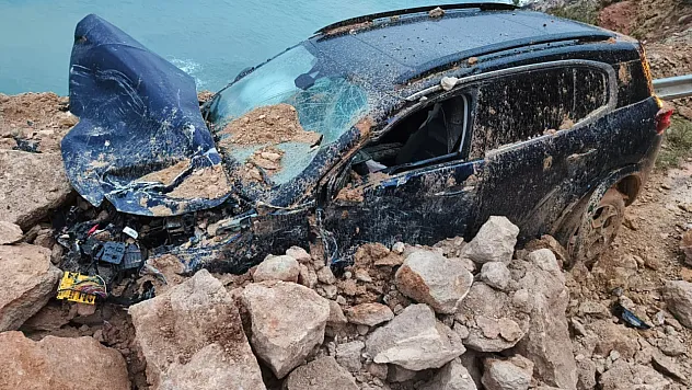 Mersin-Antalya yolunda heyelan faciası ucuz atlatıldı