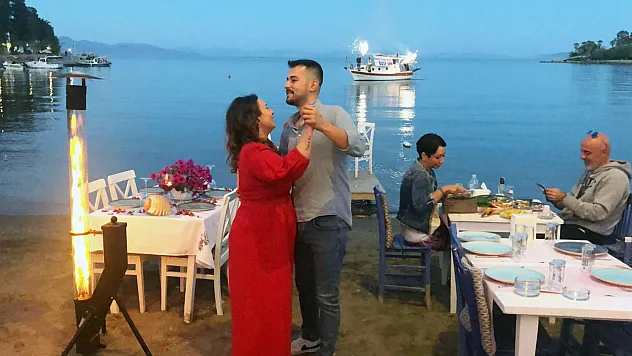 Meşaleler eşliğinde sürpriz evlilik teklifi