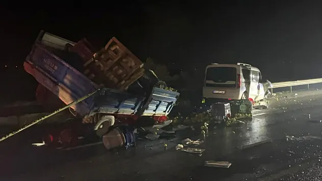 Meyve Yüklü Traktör Devrildi: 2 Kişi Yaşamını Yitirdi