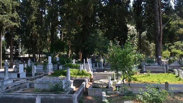 Mezarlıklarda bayram yoğunluğu