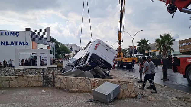 Midibüs Dereye Devrildi