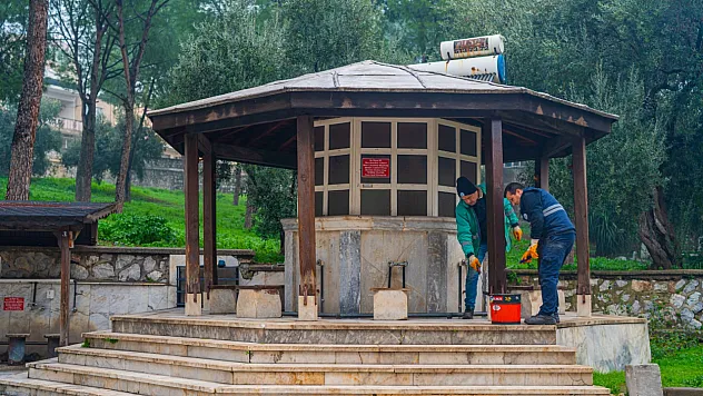 Milas Belediyesi Ekipleri Ramazan Ayı Öncesinde Cami Avlularında Temizlik Yapıyor