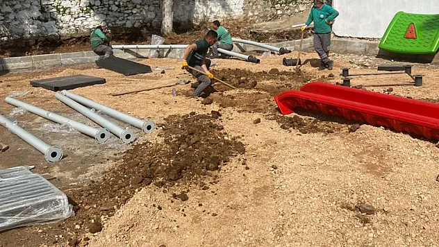 Milas belediyesi, park ve bahçeleri bakıma aldı...