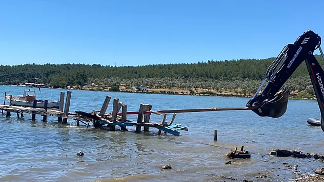 Milas'ta Kıyı Şeridindeki Kaçak İskeleler Yıkıldı