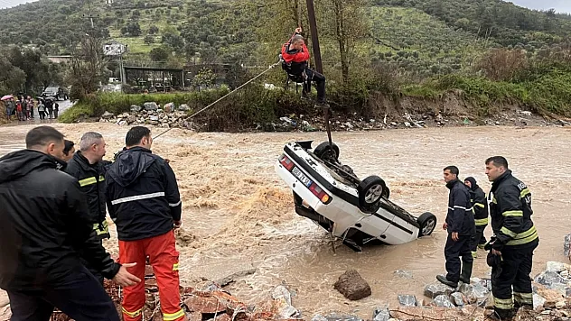 Milas'ta Sel Faciası: Otomobil Sürüklendi, 1 Kişi Hayatını Kaybetti