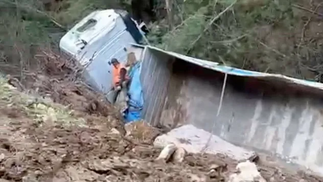 Milas'ta tır şarampole devrildi: 1 yaralı