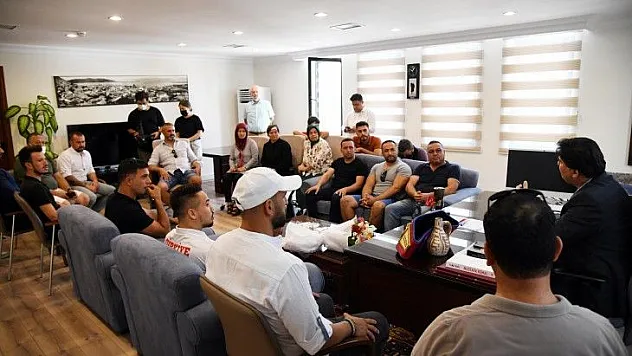 Milli Boksör Alcu, Karaca'yı ziyaret etti