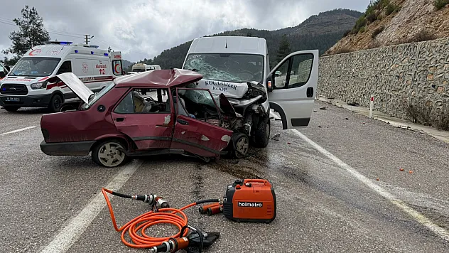 Minibüs ile otomobil kafa kafaya çarpıştı: 2 ölü, 4 yaralı