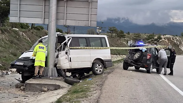 Minibüs Önce Otomobile Sonra Tabelaya Çarptı: 1 Kişi Hayatını Kaybetti