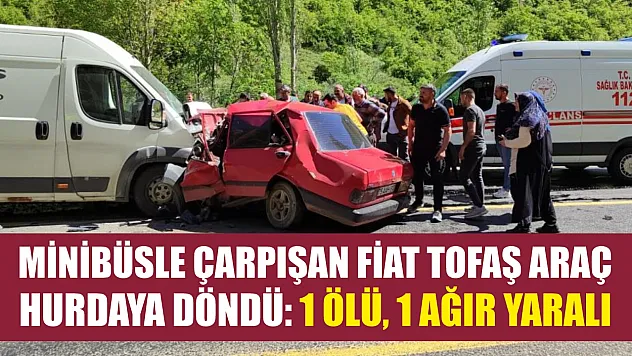 Minibüsle çarpışan Fiat Tofaş araç hurdaya döndü: 1 ölü, 1 ağır yaralı