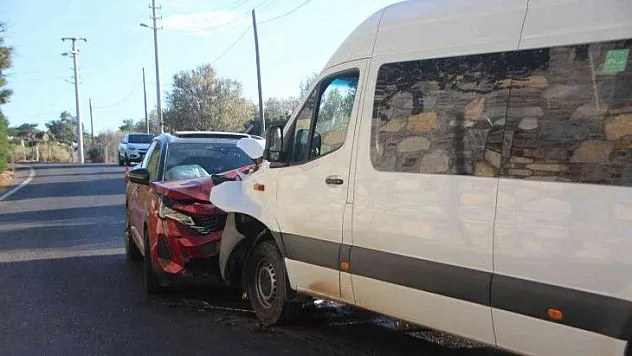 Minibüsle cip kafa kafaya çarpıştı: 22 yaralı