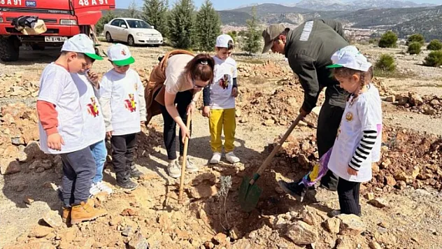 Minik öğrenciler fidan dikti