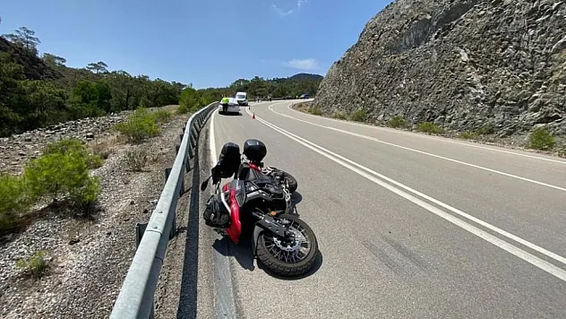 Motosiklet bariyerlere çarptı: 1 ölü