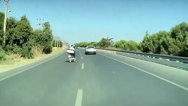 Motosiklet bir anda yola atladı, sürücünün refleksi sayesinde faciadan dönüldü