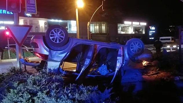 Motosiklet ile çarpışan otomobil takla atarak ters döndü: 1'i ağır 4 yaralı