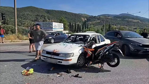 Motosiklet otomobile ok gibi saplandı