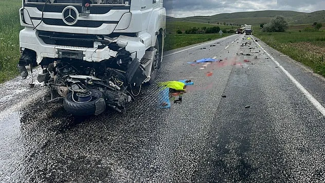 Motosiklet sürücüsü girdiği tırın altında feci şekilde can verdi