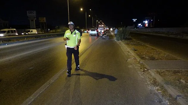 Motosiklet yayaya çarptı: 1'i ağır 2 yaralı