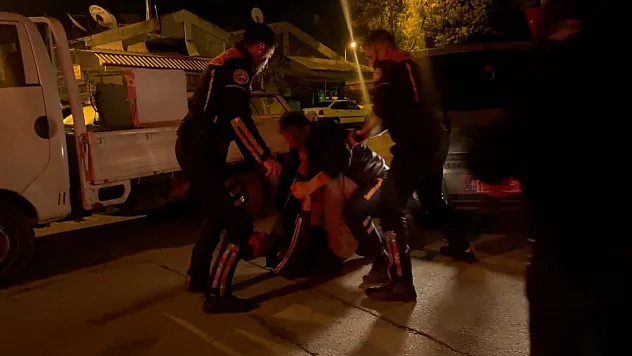 Motosikletinin çalındığını iddia eden alkollü şahıs, yoldan geçen otomobili polis aracı sanıp saldırdı
