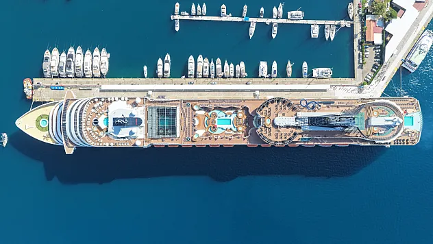 'MSC Divina' kruvaziyeri Marmaris'e 4 bin 84 turist getirdi