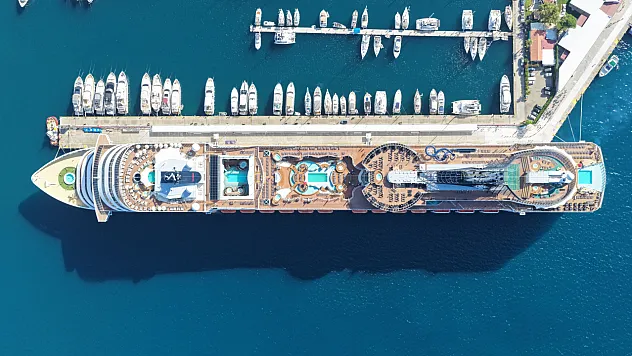 'MSC Divina' kruvaziyeri Marmaris'e 4 bin 111 turist getirdi