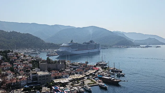 'MSC Divina' kruvaziyeri Marmaris'e 4 bin 180 turist getirdi